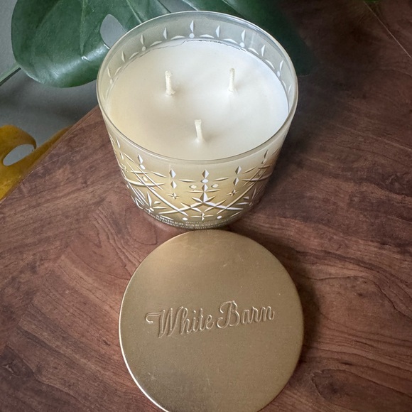 White Barn Smoked Caramel Mezcal Candle 2023 - Picture 4 of 5